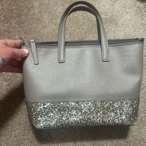 Kate Spade crossbody purse comes with strap
